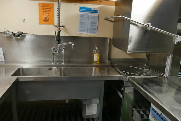 Sp�lbereich mit Industriesp�lmaschine