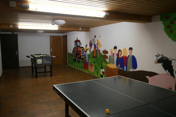 Aufenthaltsraum mit Tischkicker und Tischtennisplatte